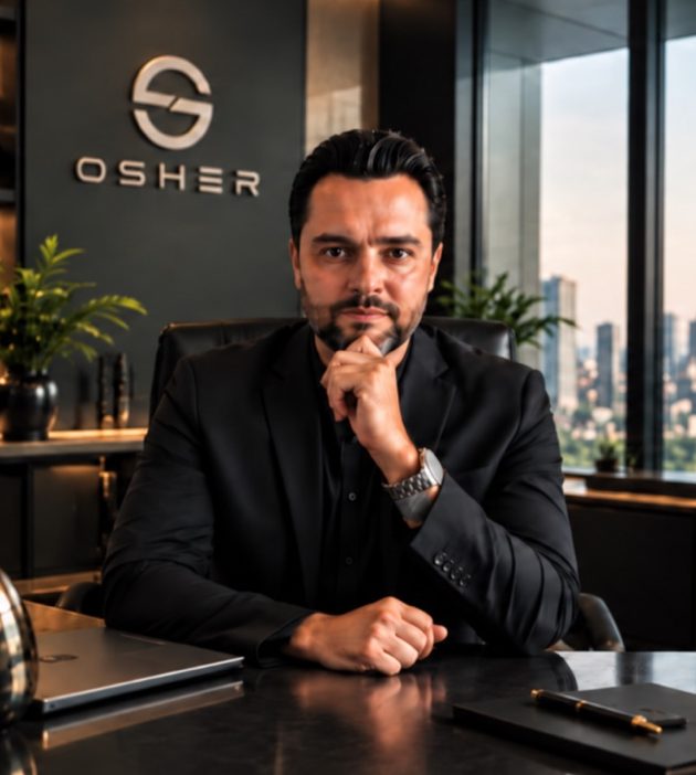 Elias Barão, CEO da OSHER, sentado à mesa em um escritório